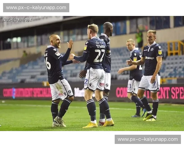 梦剧场的红色风暴与威尔士天鹅的优雅逆袭：曼联vs斯旺西，一场关乎尊严与风格的灵魂博弈